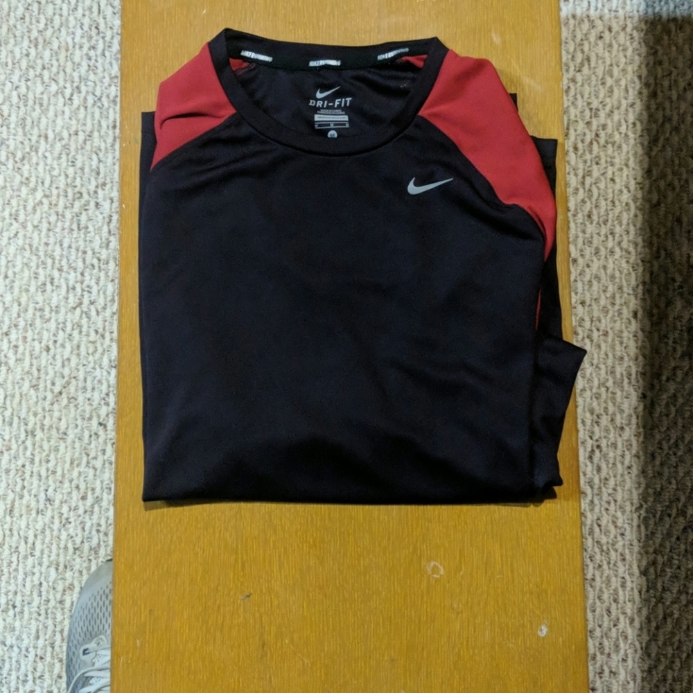 NIKE RUNNING SHORT SLEEVE